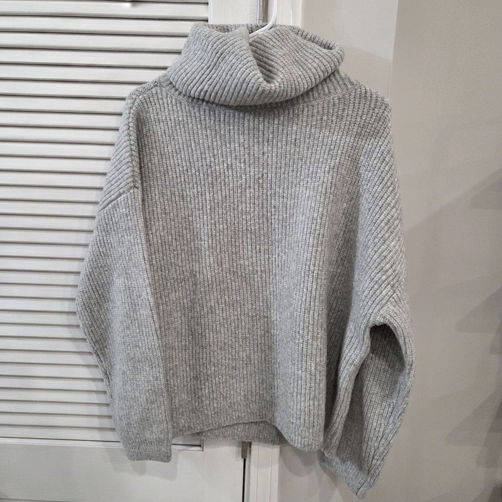 Womens H&M Gray Ribbed Turtleneck Sweater Drop Shoulders Size Small